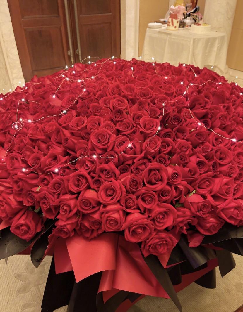 結(jié)婚紀(jì)念日送玫瑰花_送紀(jì)念玫瑰老婆結(jié)婚花束怎么寫(xiě)_結(jié)婚紀(jì)念日送老婆多少朵玫瑰花